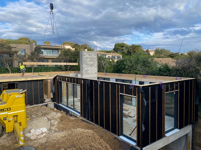 Chantier hors d'eau hors d'air — levage d'une poutre bois