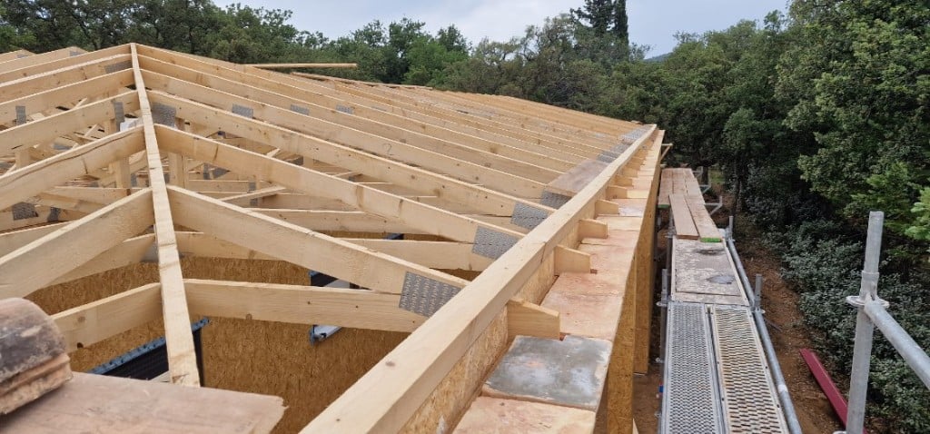 Montage des fermettes de charpente bois