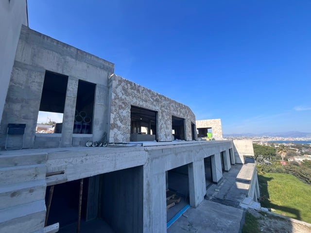 Villa en construction — façade en pierre et vue mer